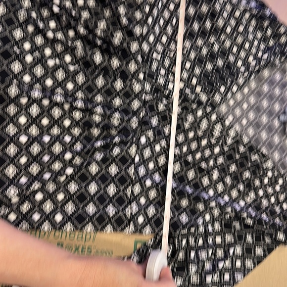 Daisy Fuentes black and white geometric pattern blouse L - Picture 3 of 3